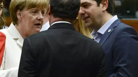 Merkel con Hollande y Tsipras Merkel con Hollande y Tsipras