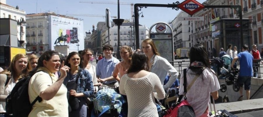 Un grupo de turistas en Madrid Un grupo de turistas en Madrid
