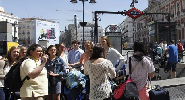 El Ayuntamiento de Madrid estudia crear una tasa al turismo y otra a los cajeros El Ayuntamiento de Madrid estudia crear una tasa al turismo y otra a los cajeros