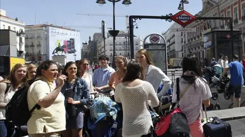 Un grupo de turistas en Madrid Un grupo de turistas en Madrid