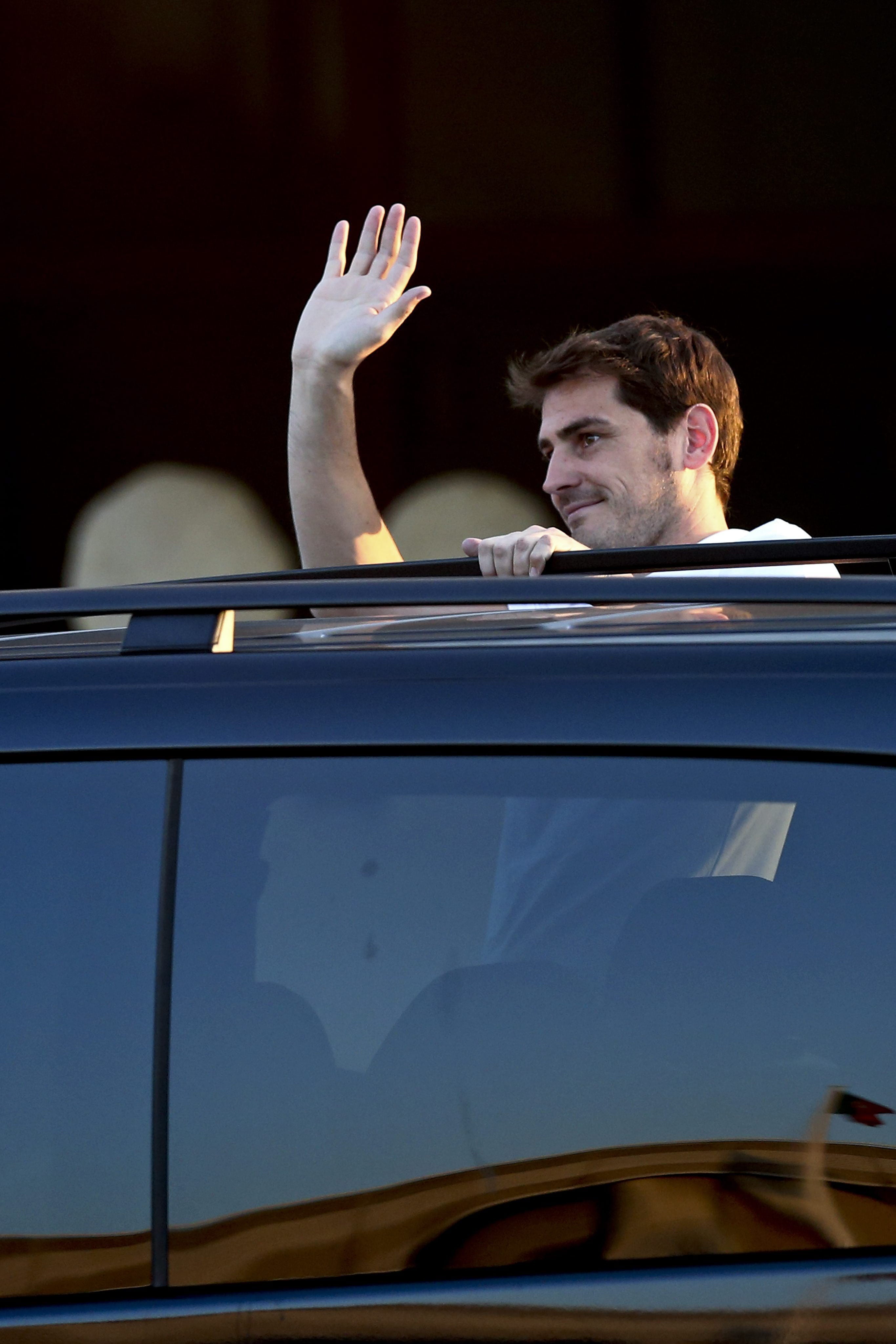 Decenas de seguidores del Oporto reciben a Casillas en su llegada Decenas de seguidores del Oporto reciben a Casillas en su llegada