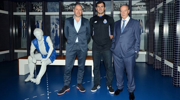 Casillas visita el Museo del Oporto acompañado del presidente del club Casillas visita el Museo del Oporto acompañado del presidente del club
