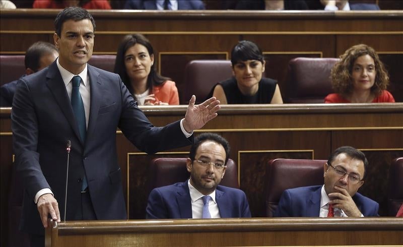 Sánchez compara a Rajoy con Tsipras y le acusa de "haber engañado" a los españoles Sánchez compara a Rajoy con Tsipras y le acusa de "haber engañado" a los españoles