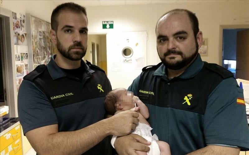Carlos, Guardia Civil: "En cuanto vimos al bebé, salimos corriendo hacia el hospital" Carlos, Guardia Civil: "En cuanto vimos al bebé, salimos corriendo hacia el hospital"