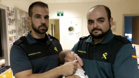 Imagen de los dos Guardias Civiles con el beb&eacute; rescatado