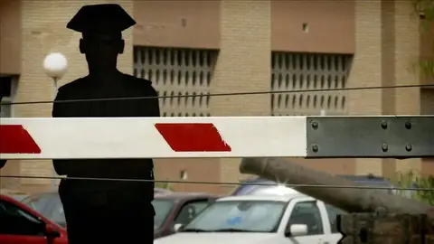 Un Guardia Civil custodia la entrada de la Comandancia de la Guardia Civil de Almería