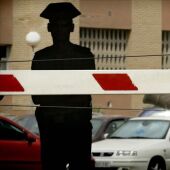 Un Guardia Civil custodia la entrada de la Comandancia de la Guardia Civil de Almería