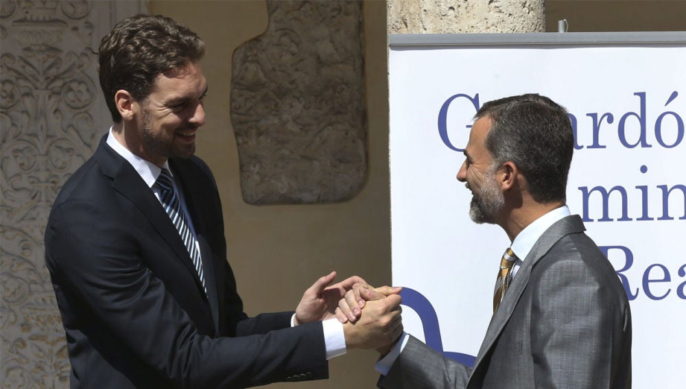 El Rey Felipe VI felicita a Pau Gasol al que le ha entregado el premio Camino Real del Instituto Franklin-UAH.