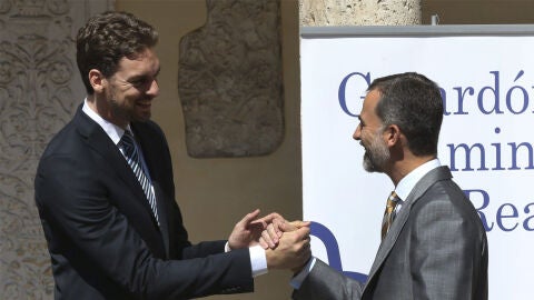 El Rey Felipe VI felicita a Pau Gasol al que le ha entregado el premio Camino Real del Instituto Franklin-UAH.