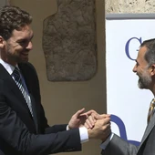 El Rey Felipe VI felicita a Pau Gasol al que le ha entregado el premio Camino Real del Instituto Franklin-UAH. El Rey Felipe VI felicita a Pau Gasol al que le ha entregado el premio Camino Real del Instituto Franklin-UAH.