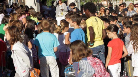 Ni&ntilde;os entrando en un colegio