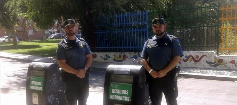 Los dos Guardias Civiles junto al contenedor donde encontraron al bebé Los dos Guardias Civiles junto al contenedor donde encontraron al bebé
