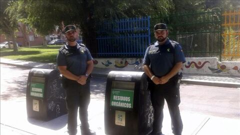 Los dos Guardias Civiles junto al contenedor donde encontraron al beb&eacute;