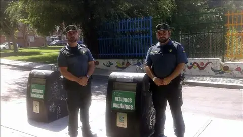 Los dos Guardias Civiles junto al contenedor donde encontraron al bebé Los dos Guardias Civiles junto al contenedor donde encontraron al bebé