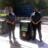 Los dos Guardias Civiles junto al contenedor donde encontraron al bebé