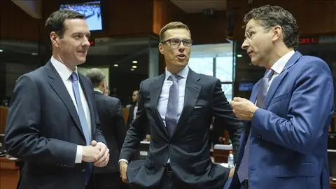 El presidente del Eurogrupo, con el ministro finlandés de Finanzas y el titular británico de Economía El presidente del Eurogrupo, con el ministro finlandés de Finanzas y el titular británico de Economía