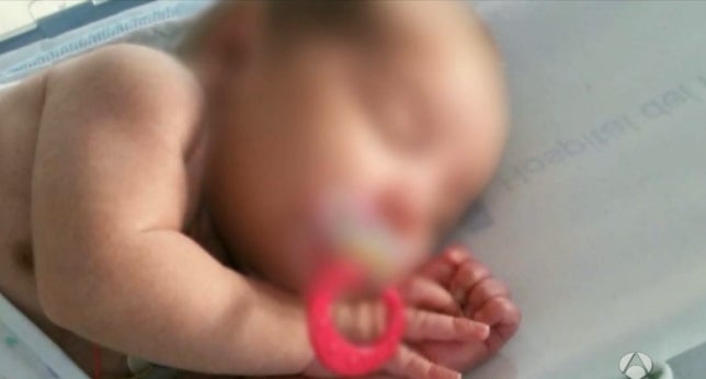 El bebé abandonado por su madre en un contenedor ya tiene una familia de acogida El bebé abandonado por su madre en un contenedor ya tiene una familia de acogida