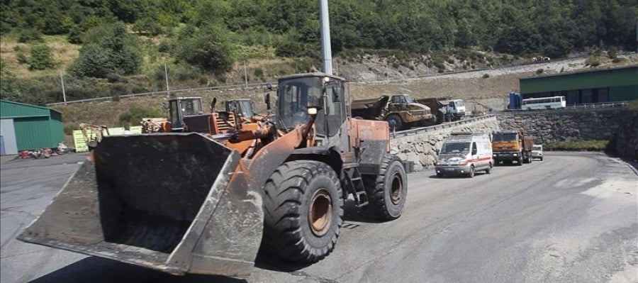 Las maquinas del operativo de rescate, paradas tras suspenderse las labores de búsqueda Las maquinas del operativo de rescate, paradas tras suspenderse las labores de búsqueda
