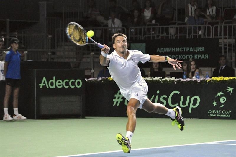 Robredo vence con facilidad a Rublev y suma el primer punto para España Robredo vence con facilidad a Rublev y suma el primer punto para España