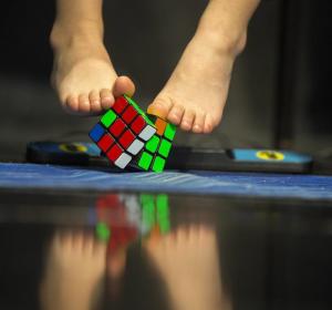Resuelve el cubo de Rubik con los pies Resuelve el cubo de Rubik con los pies