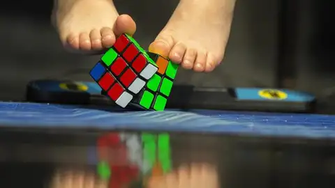 Resuelve el cubo de Rubik con los pies Resuelve el cubo de Rubik con los pies