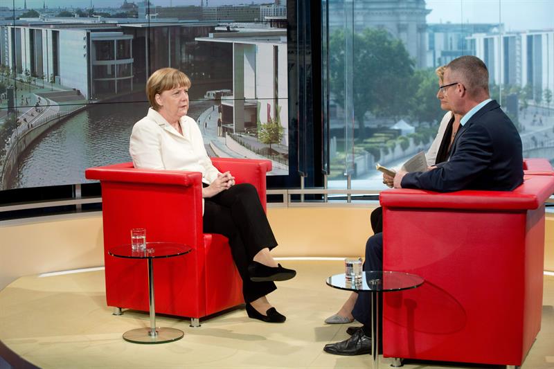 Merkel da por cerrada la polémica en torno a la salida de Grecia del euro Merkel da por cerrada la polémica en torno a la salida de Grecia del euro