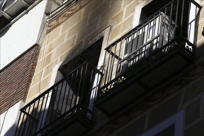 Los bomberos rescatan a un hombre inconsciente del interior de su casa incendiada Los bomberos rescatan a un hombre inconsciente del interior de su casa incendiada