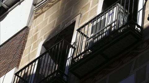La vivienda situada en un barrio c&eacute;ntrico de la capital, presenta signos del incendio