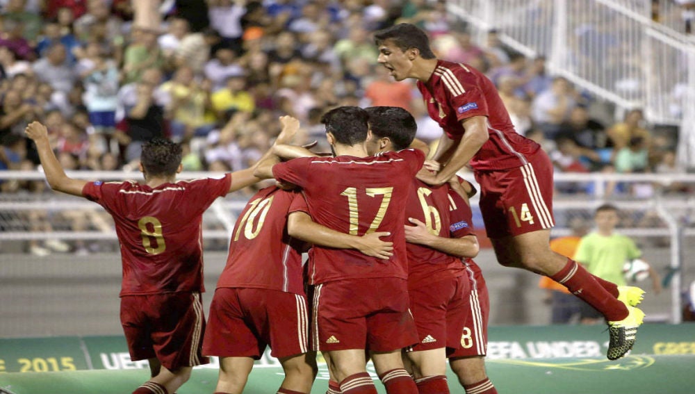 Los jugadores de España celebran uno de los goles durante la final 