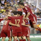 Los jugadores de España celebran uno de los goles durante la final 