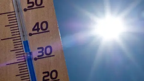 Se esperan temperaturas a lo largo de las próximas horas por encima de los 32 grados Termómetro