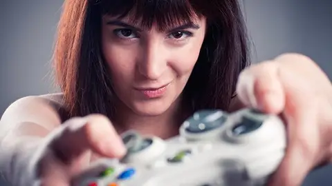 Una mujer jugando a un videojuego Una mujer jugando a un videojuego