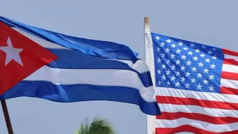 Bandera Cubana junto a bandera estadounidense Bandera Cubana junto a bandera estadounidense