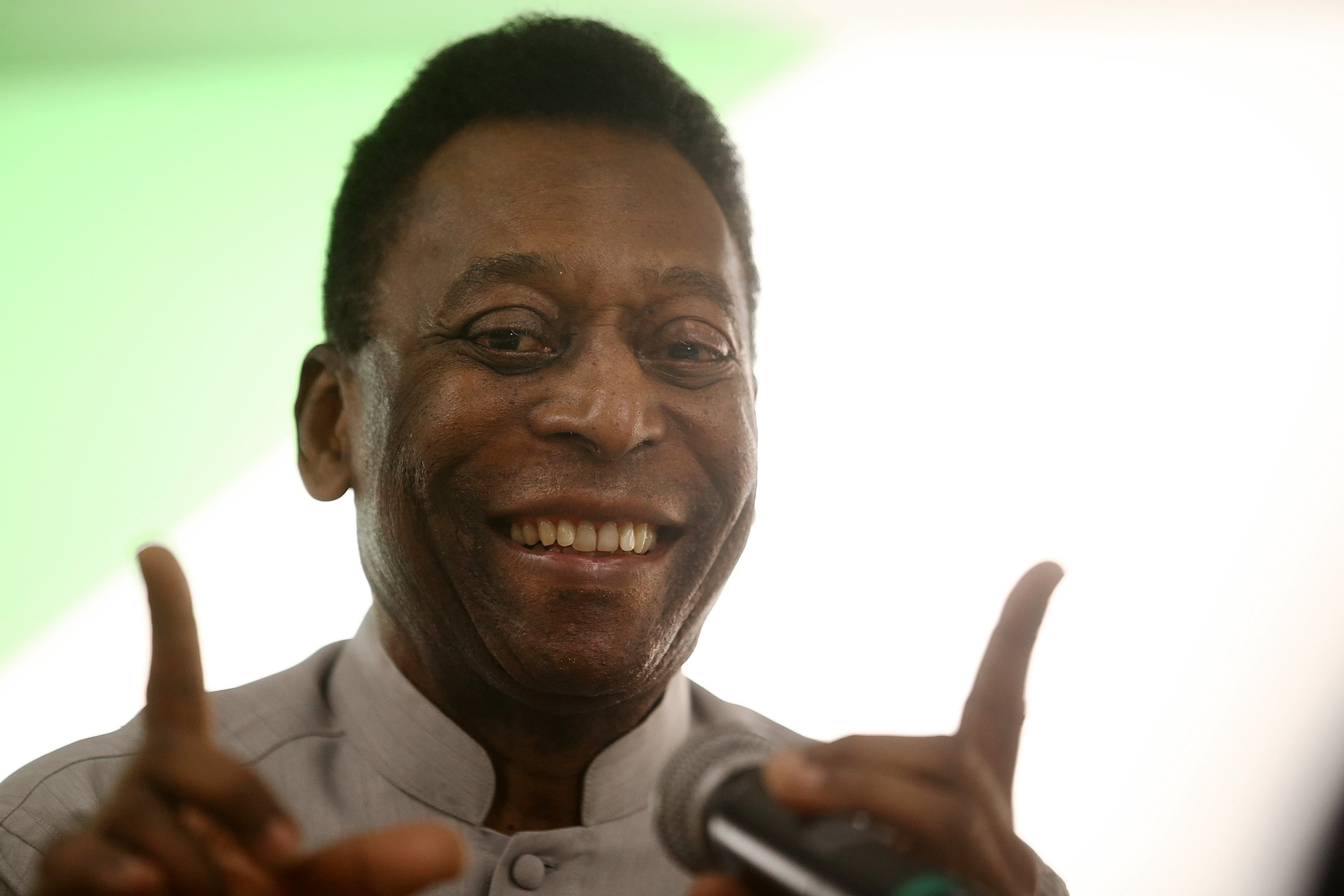 Pelé recibe el alta hospitalaria tras someterse a una cirugía en la columna Pelé recibe el alta hospitalaria tras someterse a una cirugía en la columna