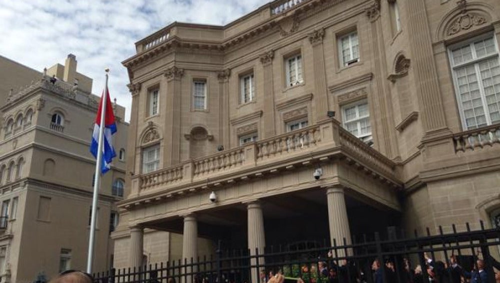 La bandera de Cuba ya ondea en su nueva embajada en Washington