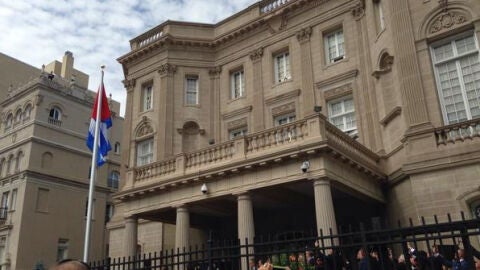 La bandera de Cuba ya ondea en su nueva embajada en Washington