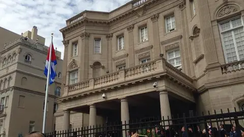 La bandera de Cuba ya ondea en su nueva embajada en Washington La bandera de Cuba ya ondea en su nueva embajada en Washington
