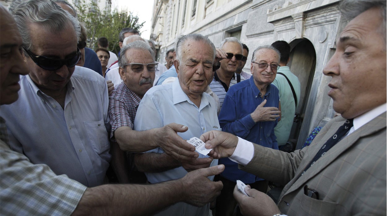Ambiente calmado en Grecia tras el primer día con los bancos abiertos Ambiente calmado en Grecia tras el primer día con los bancos abiertos