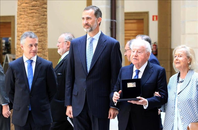 El Rey dice que España es lo que une y que hay que atenerse a la Constitución El Rey dice que España es lo que une y que hay que atenerse a la Constitución
