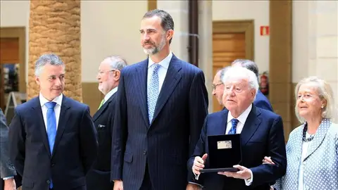 El Rey Felipe VI posa junto al lehendakari, Iñigo Urkullu (i), y eal empresario catalán José Ferrer Sala (2d), presidente de honor del Grupo Freixenet, y su esposa El Rey Felipe VI posa junto al lehendakari, Iñigo Urkullu (i), y eal empresario catalán José Ferrer Sala (2d), presidente de honor del Grupo Freixenet, y su esposa