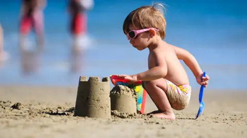 Niño jugando en la playa Niño jugando en la playa