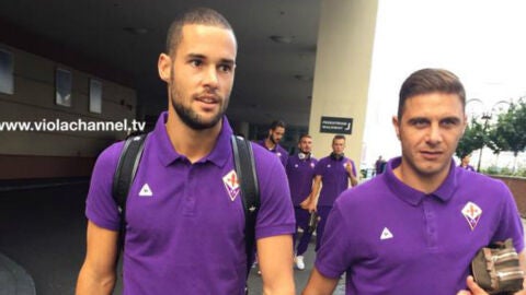 Mario Su&aacute;rez luce los colores de la Fiorentina junto a Joaqu&iacute;n