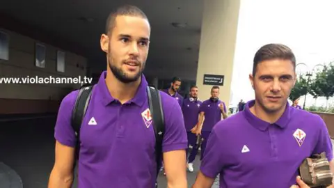 Mario Suárez luce los colores de la Fiorentina junto a Joaquín Mario Suárez luce los colores de la Fiorentina junto a Joaquín