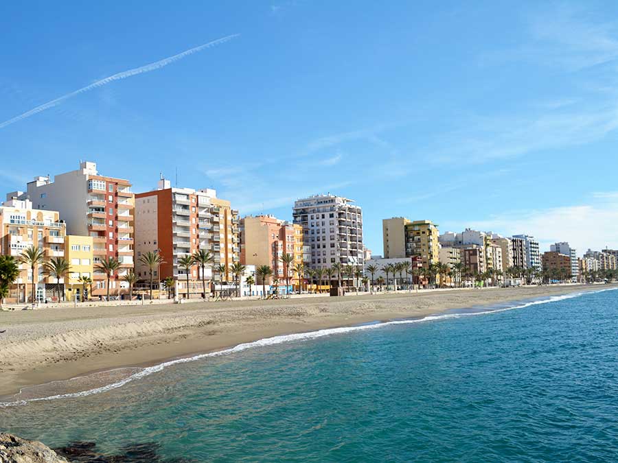 Rescatan a una niña de 13 años que se prostituía en Almería para mantener a su hermano menor y pagar bebidas y tabaco a su madre Rescatan a una niña de 13 años que se prostituía en Almería para mantener a su hermano menor y pagar bebidas y tabaco a su madre