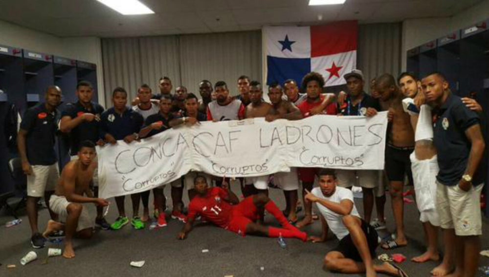 Los jugadores de Panamá muestran una pancarta llamado "ladrones y corruptos" a la Concacaf