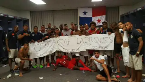 Los jugadores de Panamá muestran una pancarta llamado "ladrones y corruptos" a la Concacaf Los jugadores de Panamá muestran una pancarta llamado "ladrones y corruptos" a la Concacaf
