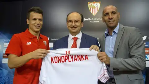 Monchi ayuda a sostener la camiseta de Konoplyanka, un nuevo refuerzo del Sevilla Monchi ayuda a sostener la camiseta de Konoplyanka, un nuevo refuerzo del Sevilla