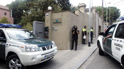 Efectivos de la Guardia Civil durante el registro a Teyco
