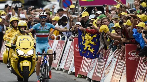 Nibali celebra su victoria en la 19ª etapa del Tour Nibali celebra su victoria en la 19ª etapa del Tour
