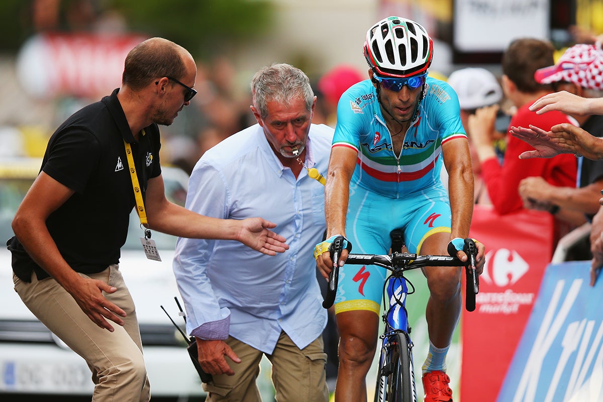Nibali expulsado de La Vuelta por remolcarse en el coche del equipo Nibali expulsado de La Vuelta por remolcarse en el coche del equipo